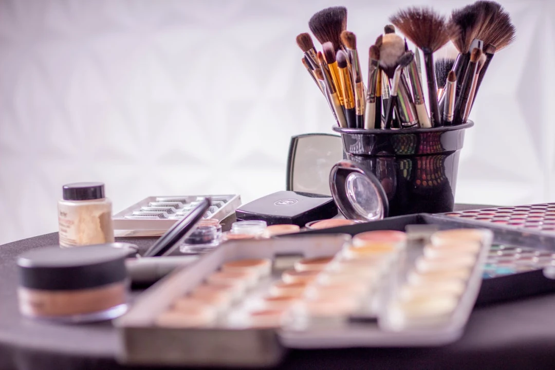 Le maquillage minimaliste : une tendance qui séduit les femmes pressées
