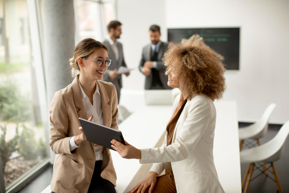 une gestionnaire de ressources humaines en entreprise discutant avec une salariée